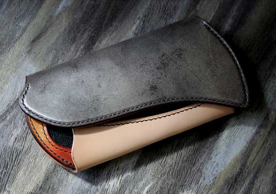 金具を使わない革財布